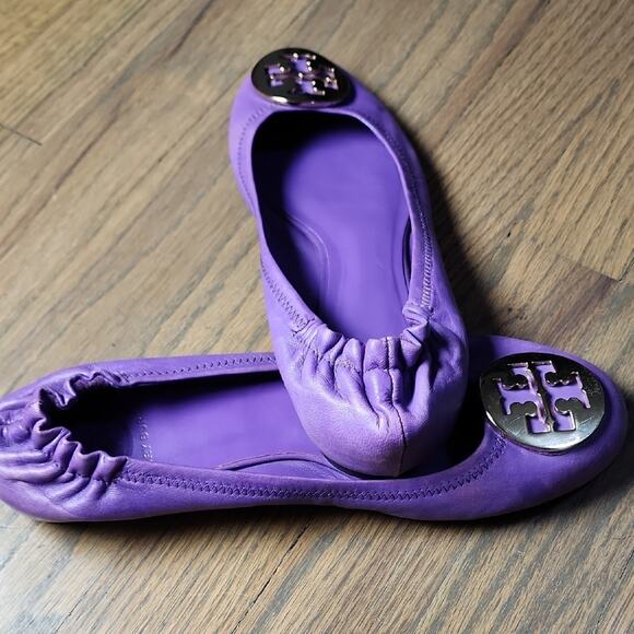 Tory Burch Violet Flats with Gold Emblem - Picture 3 of 9